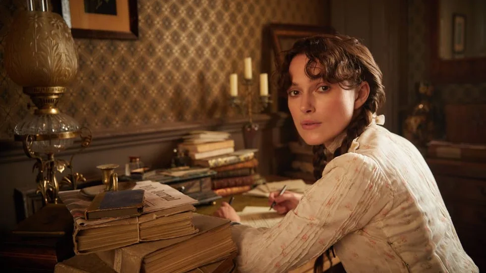 Colette (Keira Knightley) börjar skriva om en fiktiv version av sig själv, Claudine, vilket blir en succé. Men hennes man Willy tar all ära i ”Colette”.