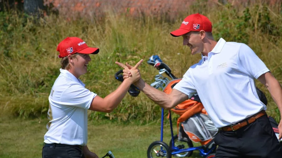 Rasmus Rosin och Kim Wickström kör sin egen variant av high five efter ett lyckat slag. Toboduon inledde seriegolfen med 79 slag.
