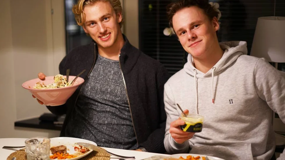 Johan Södergran och Olle Lycksell är inte bara stjärnor på isen, utan även i köket. Tillsammans driver de Instagramkontot "lyckselljohansmatresa".