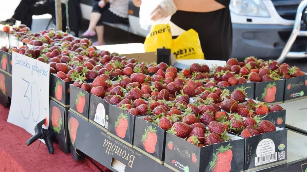 Flera av torgbesökaran passade på att köpa med sig jorgubbar hem inför fredagskvällen.