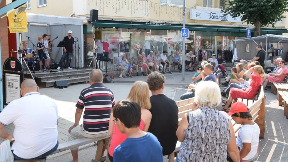 Några elever från kulturskolan inledde fredagens levande torg.