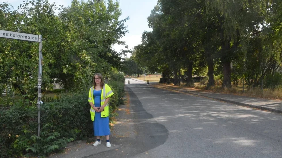 Maria Åkerö ger beröm åt Vimmerbybor - många fler än tidigare har klippt sina häckar enligt de mått som är tillåtna för att inte växtligheten ska innebära en trafikrisk. Här står Maria vid en av häckarna som lever upp till kraven.