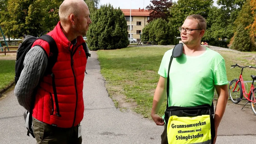 Vi träffar Andreas Fasth på Knektgatan. Han bor här, och bidrar ideellt till grannsamverkan i området. Nu delar han ut information för att få fler att hjälpa till.