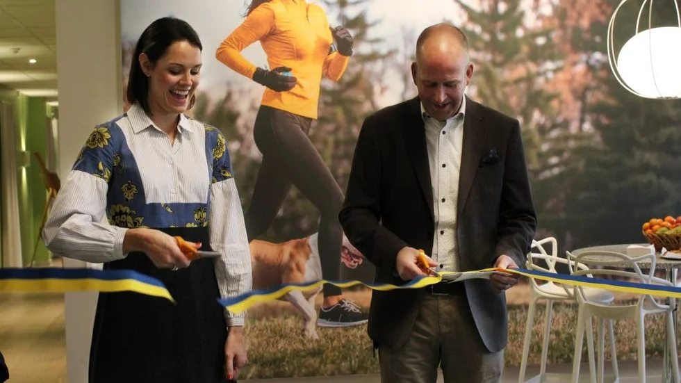 Linnéa Stark och Jörgen Sjöstrand klipper band och inviger gymmet.