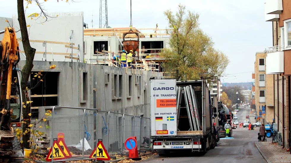 När material ska transporteras till byggen blir det trångt på vägar och gator.