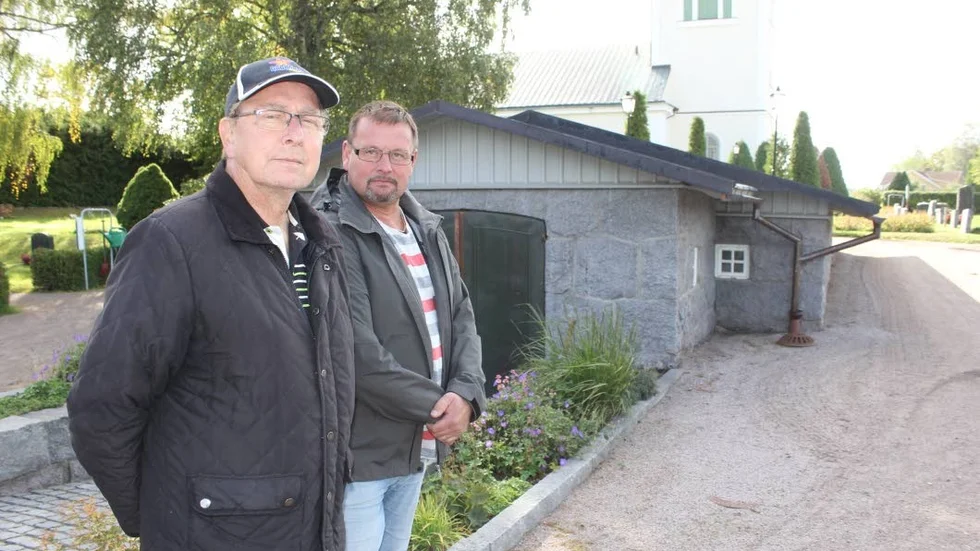 Kyrkorådets Johnny Sigvardsson och Jörgen Pettersson, fastighetsansvarig, oroas över utvecklingen och hoppas att församlingen får klartecken att sätta upp kameraövervakning i bårhuset.