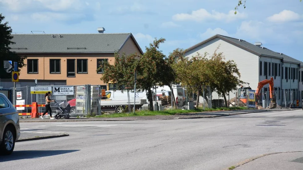 Kommunen säljer ytterligare två markområden i Stören till FB-Bostaäder. Det är dels parkeringen på bilden, dels grönområdet mot Ica för totalt 831 000 kronor.