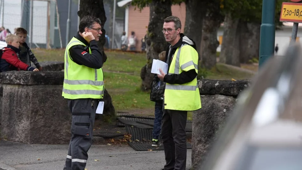 Parkeringsvakten Walle och folkhälsosamordnare Anders Degerman vid AL-skolan.