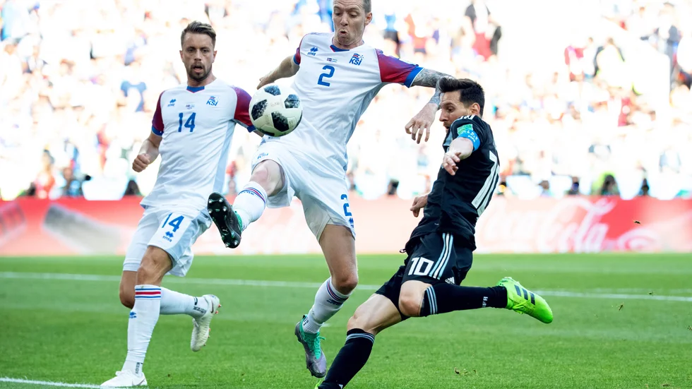 Birkir Már Sævarsson har en gedigen meritlista med bland annat ett EM och ett VM. Här ställs han mot en av de bästa genom tiderna, Lionel Messi, under VM 2018.