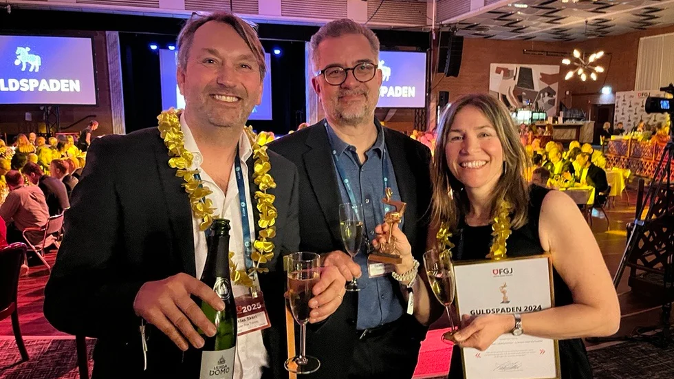 Niklas Skeri (t.v) och Elin Sandow (t.h) firar tillsammans med nyhetschef David Qviström (mitten) efter prisutdelningen.