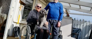 Harriet, 84, får inte duscha på morgonen: ”Jag är förbannad”