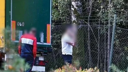 Lastbilen på väg till Katrineholm. Mannen till höger pratar i en telefon som kopplar upp sig mot en mast i Katrineholm. 