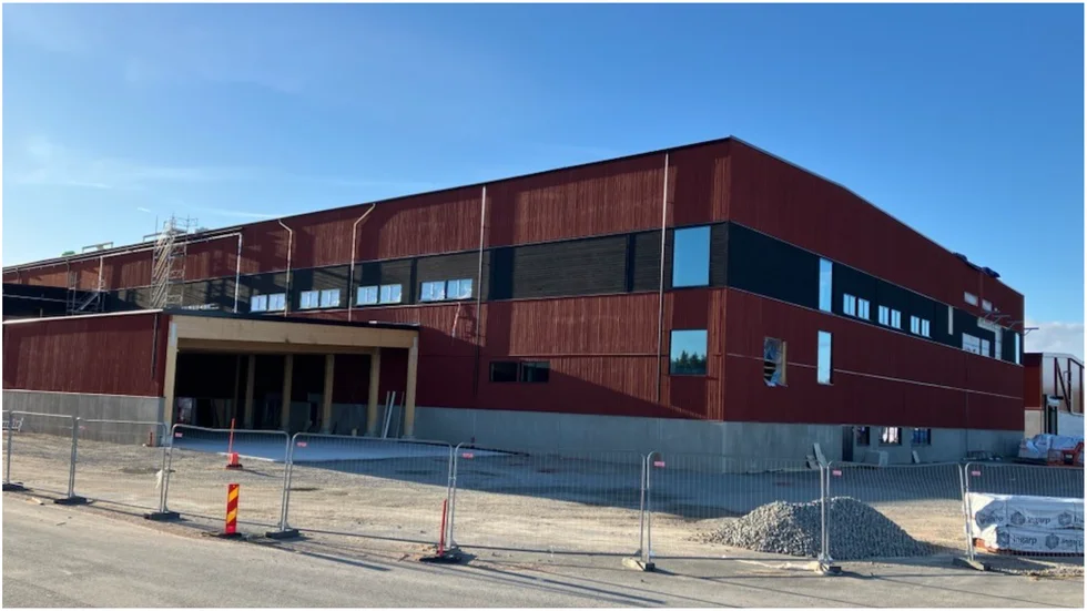 "Själva hyvleri-byggnaden är färdigställd utvändigt och nu pågår installation av maskiner och utrustning. Vi följer tidsplanen och installationen kommer att fortgå under året", berättar Magnus Petersson, vd för Vida Bruza.