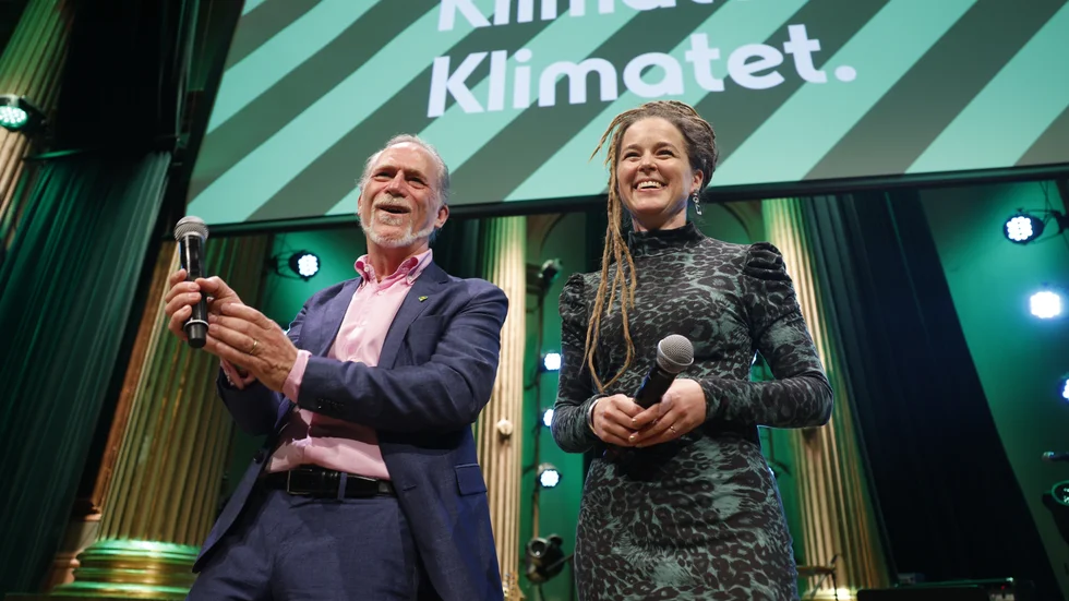 Miljöpartiets språkrör Daniel Helldén och Amanda Lind har försiktigt börjat lossa sina rep från Magdalena Anderssons mast.