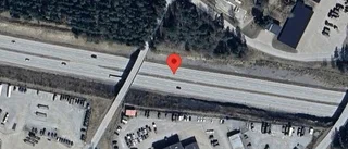 Singelolycka med en lastbil på E 18 – ett körfält blockerat