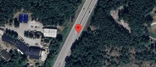 En stillastående personbil ger stopp i ett körfält på E 4