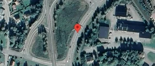 Singelolycka med en lastbil på väg 23 – ett körfält blockerat