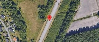 Två personbilar i trafikolycka på väg 23