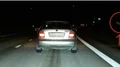 Här kastas knark ut från bilen – framför polisen