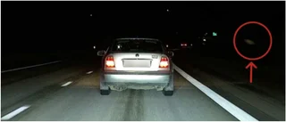 Här kastas knark ut från bilen – framför polisen
