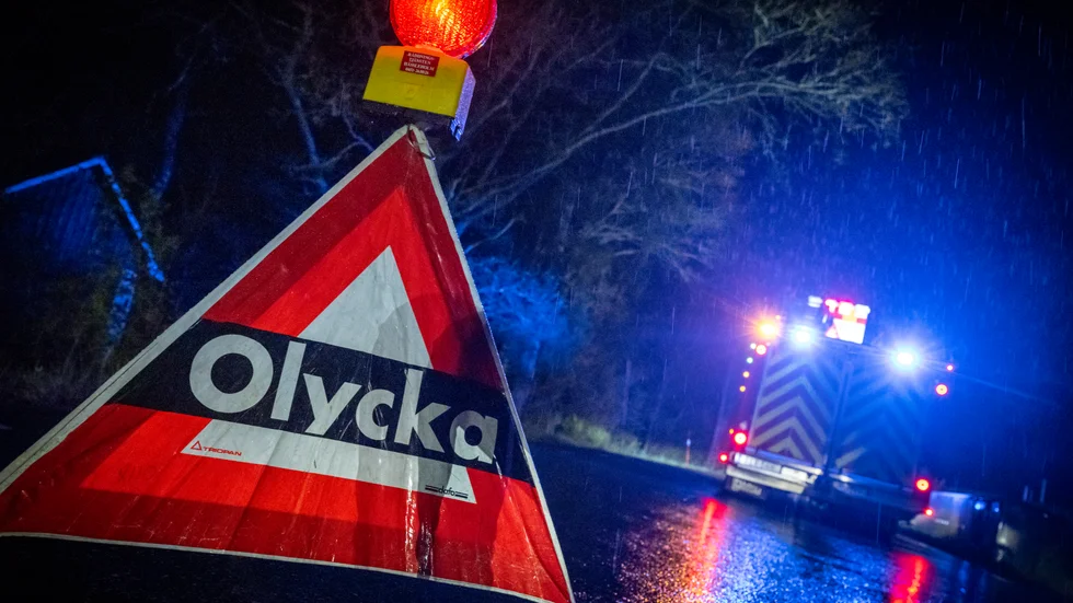 Tre personer skadades lindrigt när ett pendeltåg kolliderade med ett arbetsfordon. Arkivbild.