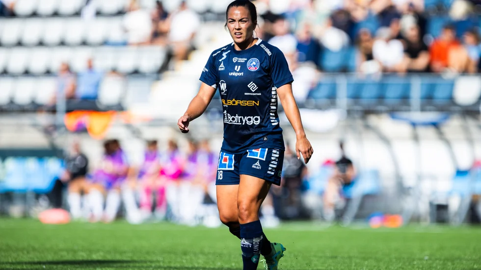 Linköping FC:s Michelle de Jongh hade chansen, men BP-målvakten Anna Koivunen hann före till bollen och lyckades avvärja.