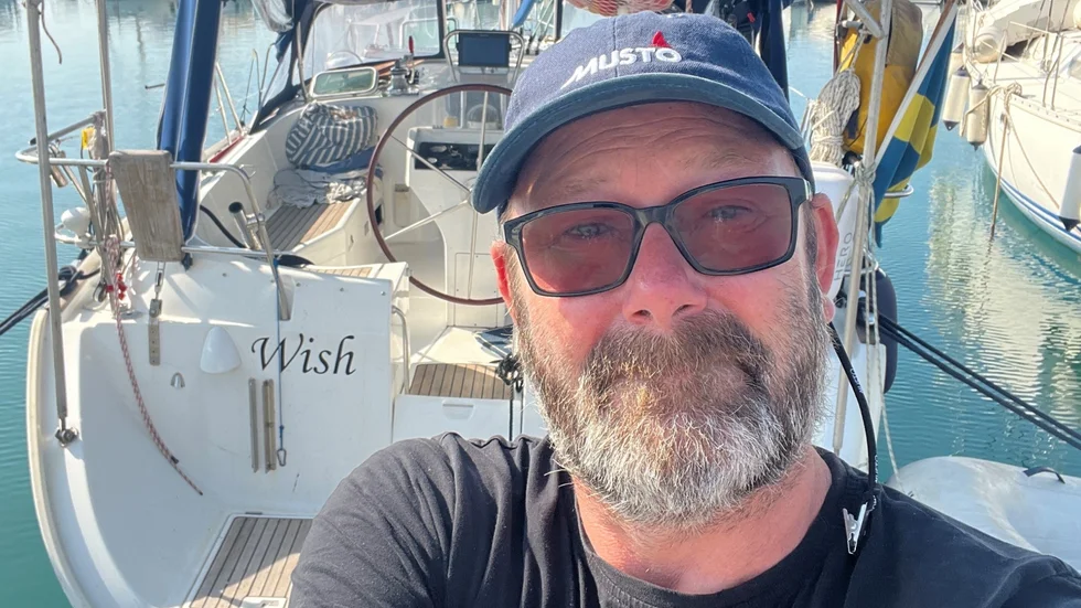 Båten Wish är den tidigare Strängnäsbon Fredrik Elgs hem de närmaste fem–sju åren. 53-åringen befinner sig på en jorden-runt-segling som startade i Stockholm i slutet av maj.