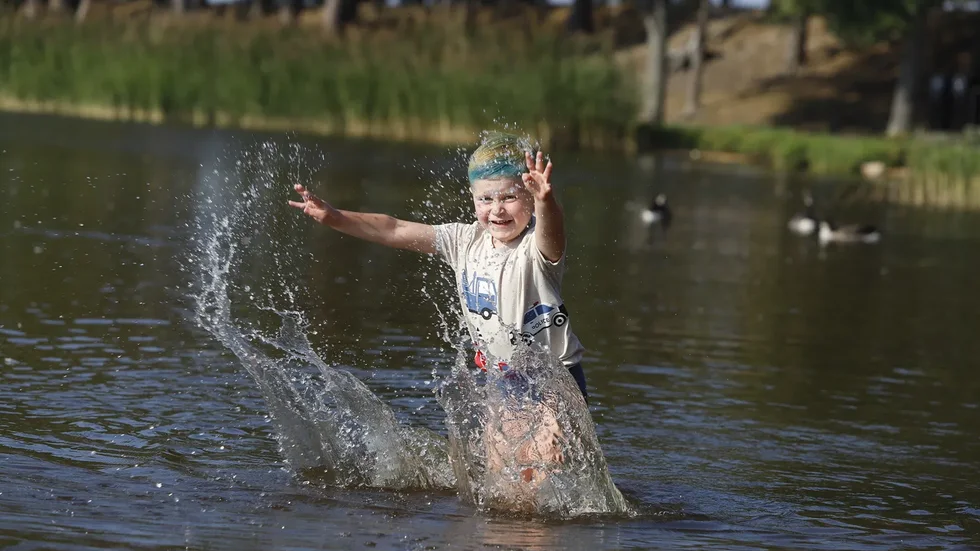 Femåriga Mateo Hultgren trivs som fisken i vattnet i Sundbyholm.