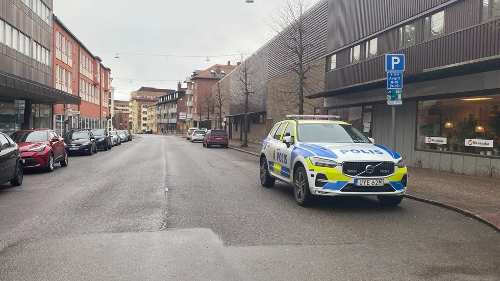 Polis på plats i centrala Motala efter ett slagsmål mellan två män.