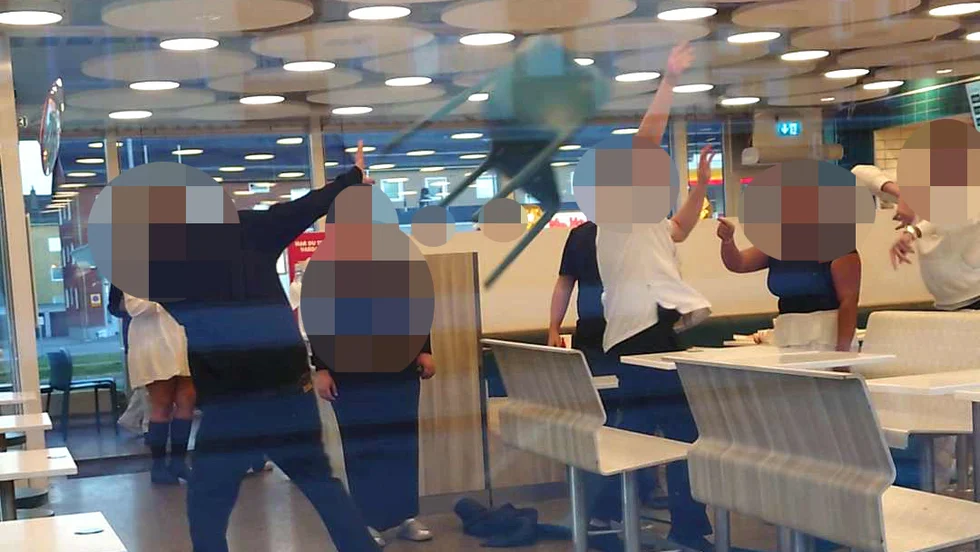 17-årige killen kastade två stolar mot 31-åringen. Både 31-åringen och den Max-anställde träffades.