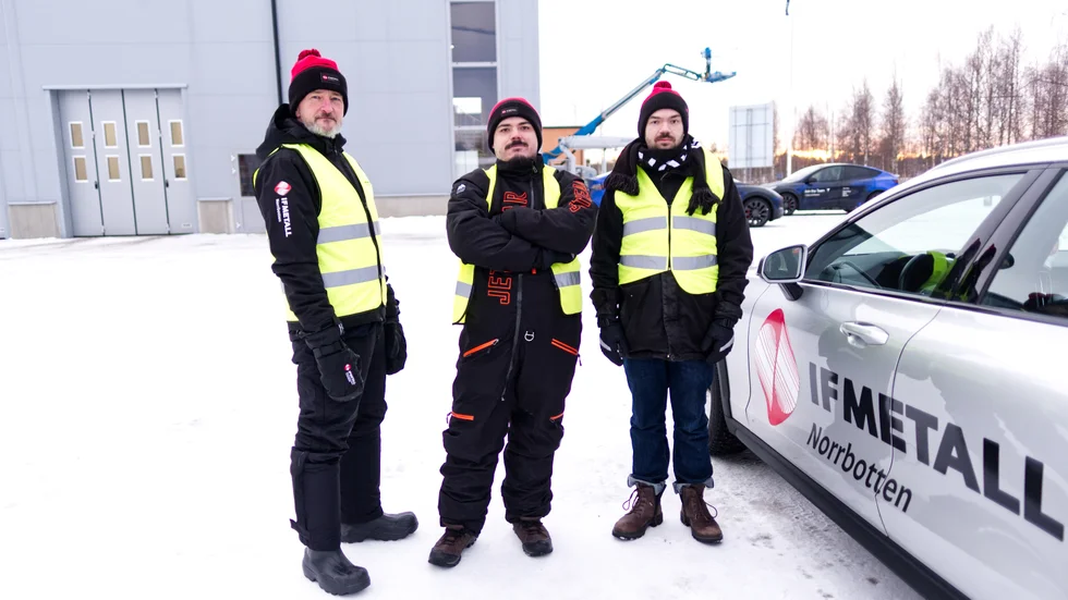 Janne Lundqvist, Daniel Hjelm, Christoffer Sandin på IF Metall markerar mot de servicetekniker som arbetar inne på Teslas popup-verkstad i Luleå under veckan.