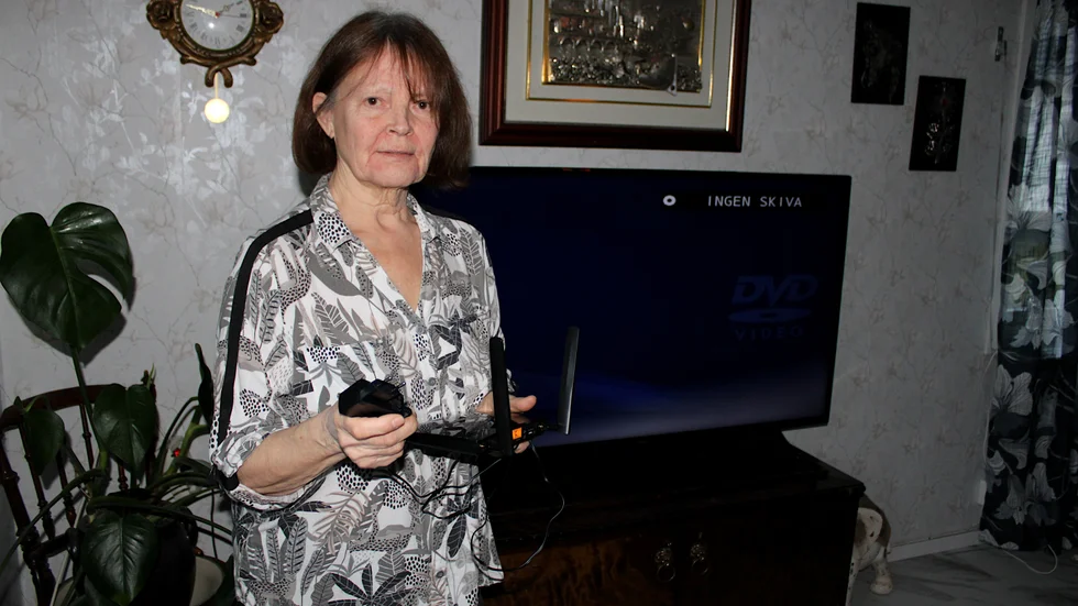 Tv och internet fungerar fortfarande inte hemma hos Berit Bellbris. "Visst kunde jag köpa en parabol, men jag tycker att det är onödiga utgifter när de har lovat att jag ska få fiber", säger hon.