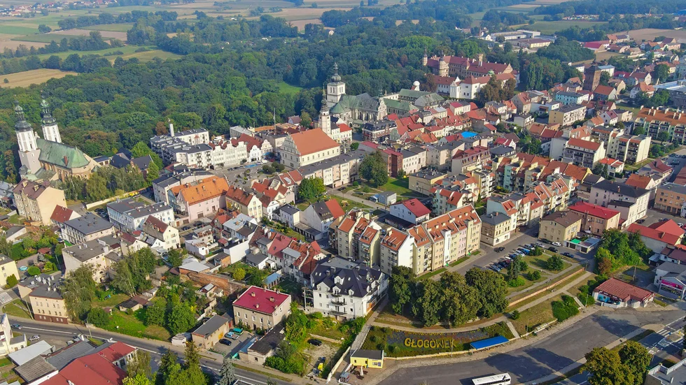 Stadskärnan och slottet i staden Glogowek. Arkivbild.