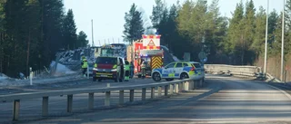 Traktor och personbil har krockat utanför Bergsviken