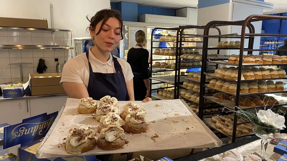 På Landings är Karin Hermansson i gång med att packa semlor åt kunder. 