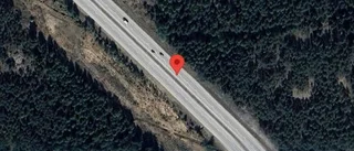 Stopp i ett körfält på grund av stillastående personbil på E18