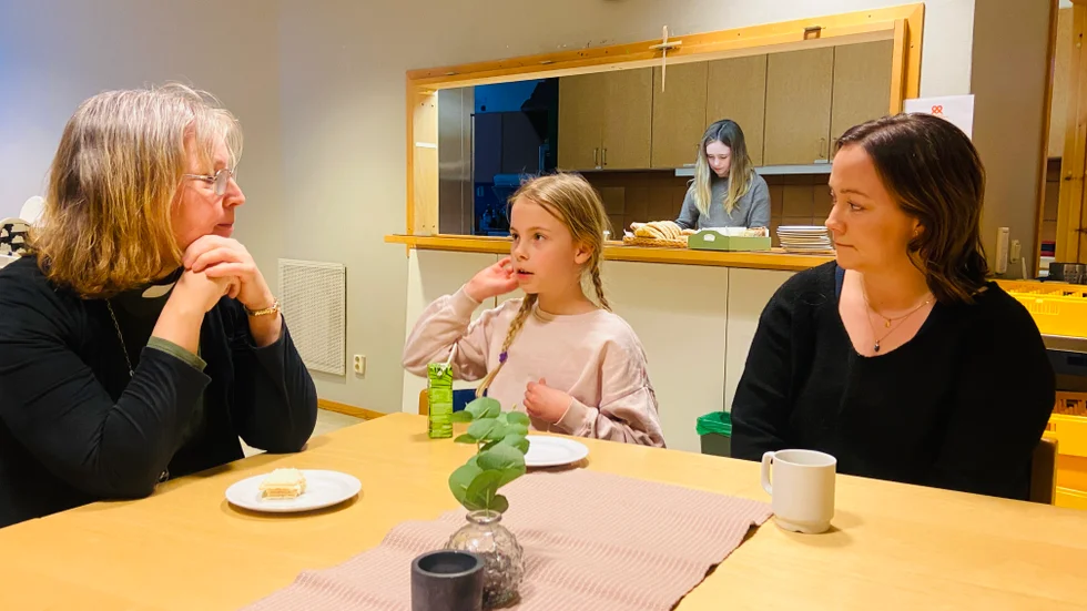 Nioåriga Tindra tycker om att berätta om sin pappa Peter, för diakonen Malin Lodin och för Astrid, som hämtar lite mellis, och de andra barnen i gruppen. Mamma Emma Bergström är tacksam för att hon hittade kyrkans stödgrupp för barn i sorg. "Jag vet inte vad vi hade gjort annars."