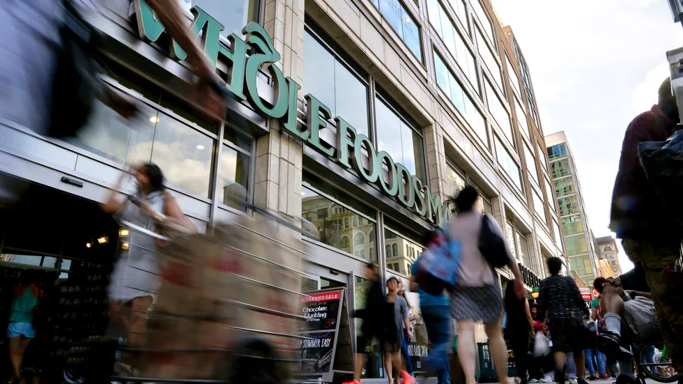 En gräsrotsrörelse i USA uppmanar till bojkott av stora detaljhandelskedjor som Whole Foods och dess ägare Amazon och branschbjässen Walmart.