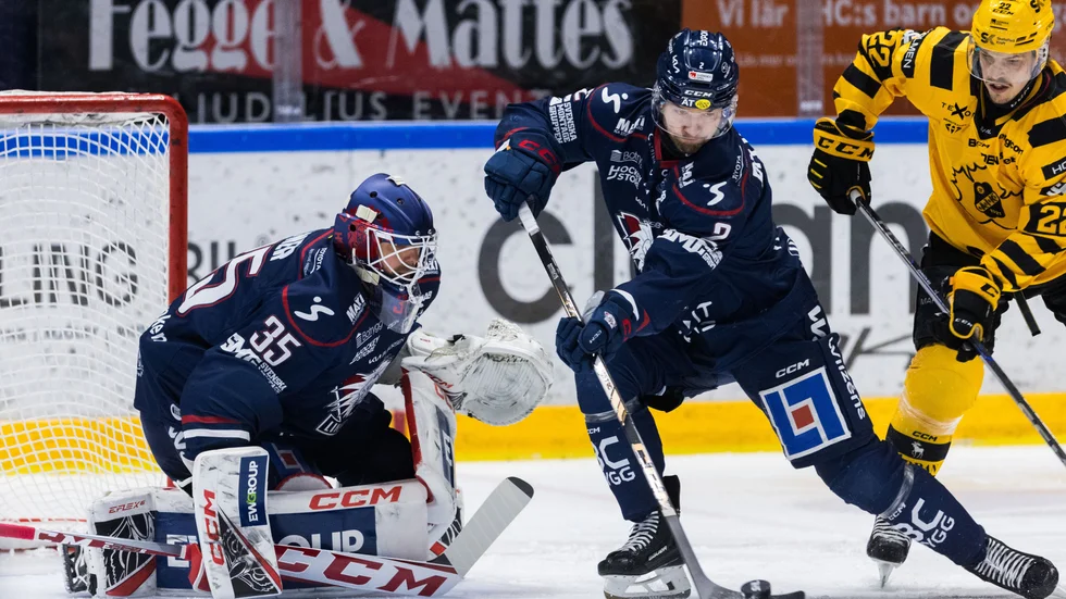 250301 Linköpings målvakt Adam Werner och Rasmus Rissanen mot Skellefteås Jonathan Johnson under ishockeymatchen i SHL mellan Linköping och Skellefteå den 1 mars 2025 i Linköping. 
Foto: Magnus Andersson / BILDBYRÅN / COP 308 / MN0139