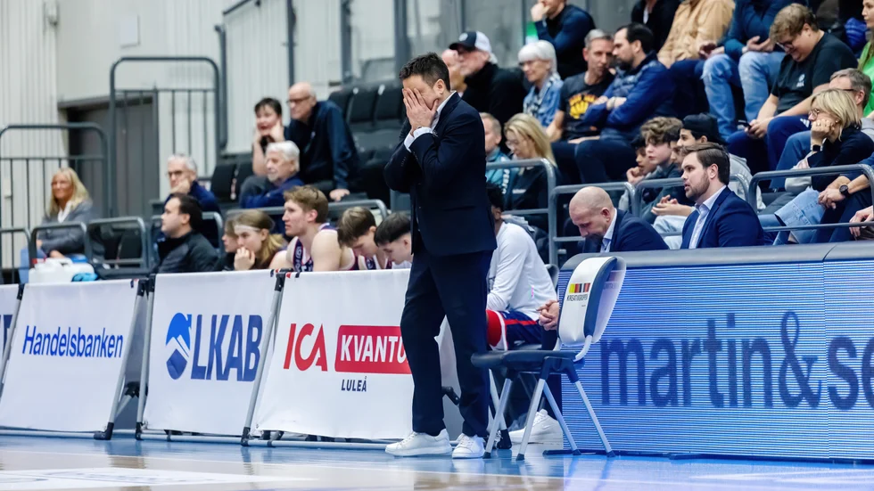 Tränaren Håkan Larsson har mycket att fundera på.