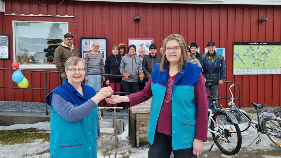 Ny anställd får nyckeln. Efter 25 år som anställd på Kalvträsk Handel lämnar Ingrid Malmin över nycklarna till Marianne Lindgren. Den 1 mars firade Kalvträsk Handel 25 år som ekonomisk förening, samtidigt som Ingrid gick i pension.