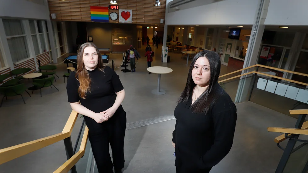 Specialläraren och arbetsplatsombudet Jessica Wiklund och kurator Slava Fransi var, liksom majoriteten av medarbetarna, under onsdagen klädda i svart för att visa stöd för den avgående rektorn Elin Härnby.
