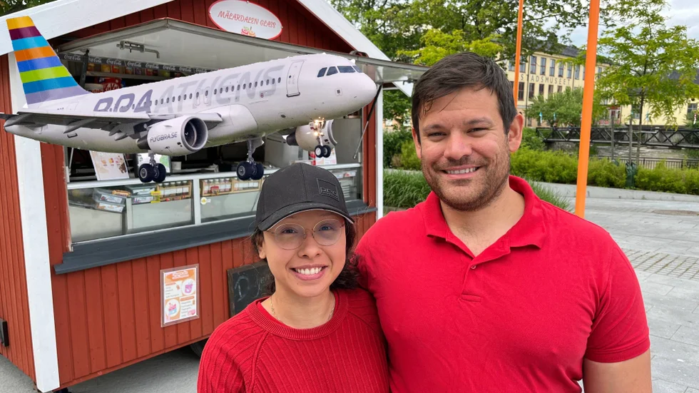 Elaine Boberg, 32 och Mikael Roos, 34, slutar med glassförsäljningen för att istället flytta till Sydafrika där Mikael Roos ska utbilda sig till pilot. 