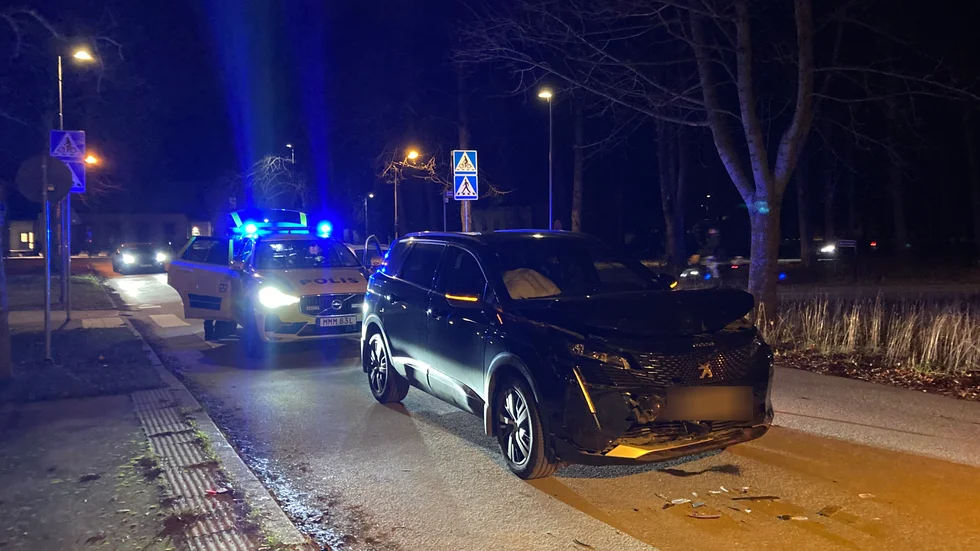 Förare till bilen ska inte ha blivit allvarligt skadad och enligt polisen ska samtliga ombord på bussen vara oskadda.