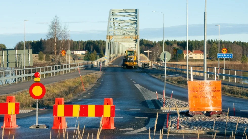 Under tiden som reparationen pågår kan cyklister och gångare använda bron.