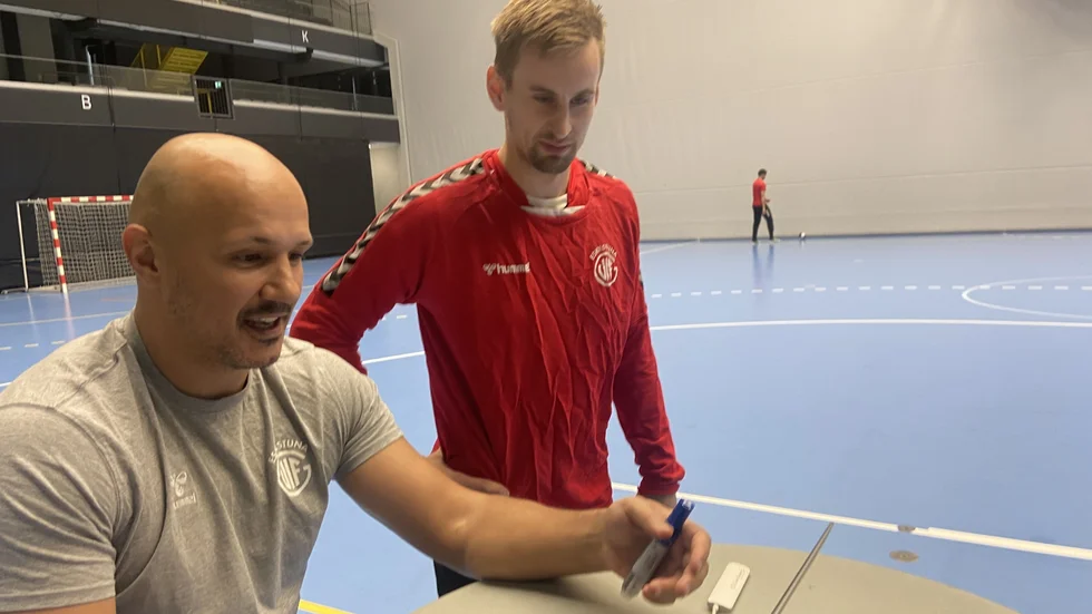 Vi följer tränaren Zoran Roganovic, lagkaptenen Richard Hanisch och de andra på sista Guifträningen innan hemmamatchen mot Hallby.
