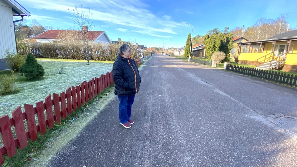 Kerstin Söderberg bor på Torngatan i Gimo. Hon och hennes familj har av och till haft problem med vatten- och avloppsledningarna sedan de flyttade in i huset 1990. Problemen bekräftas också av det kommunala bolaget Gästrike vatten som är ansvarigt.