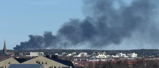 Storbrand på avfallsanläggning – rökmoln syntes över Uppsala