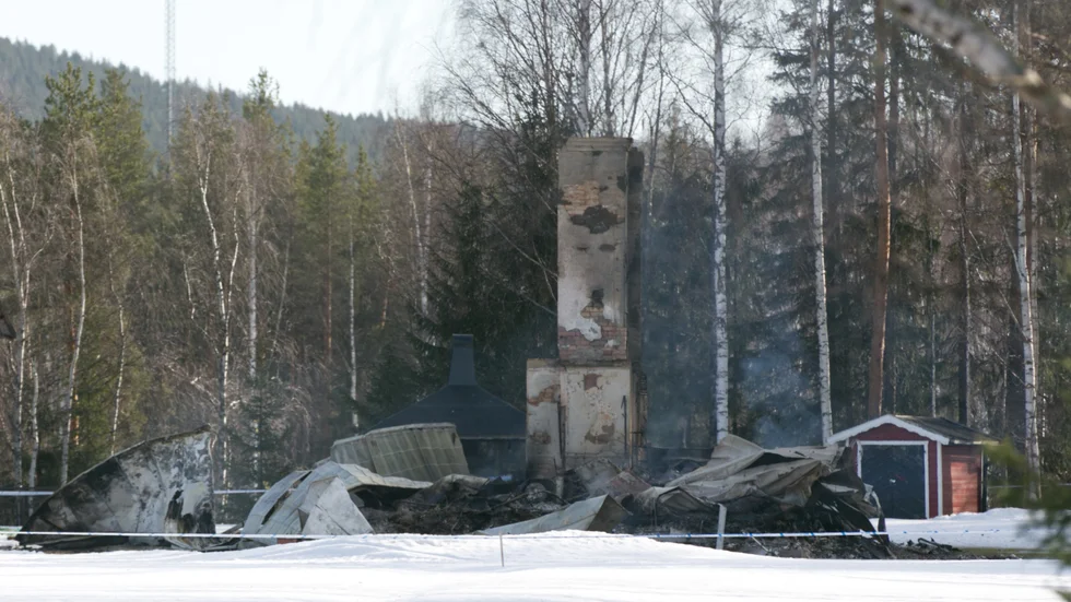 En kvinna med politiska förtroendeuppdrag begärs häktad på sannolika skäl misstänkt för mordbrand. 