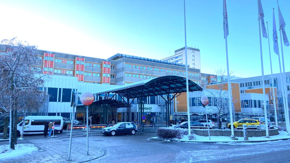 Kvinnokliniken på Mälarsjukhuset gjorde en rad fel och uppvisade flera brister när en ung förstföderska höll på att dö efter ett akut kejsarsnitt. 